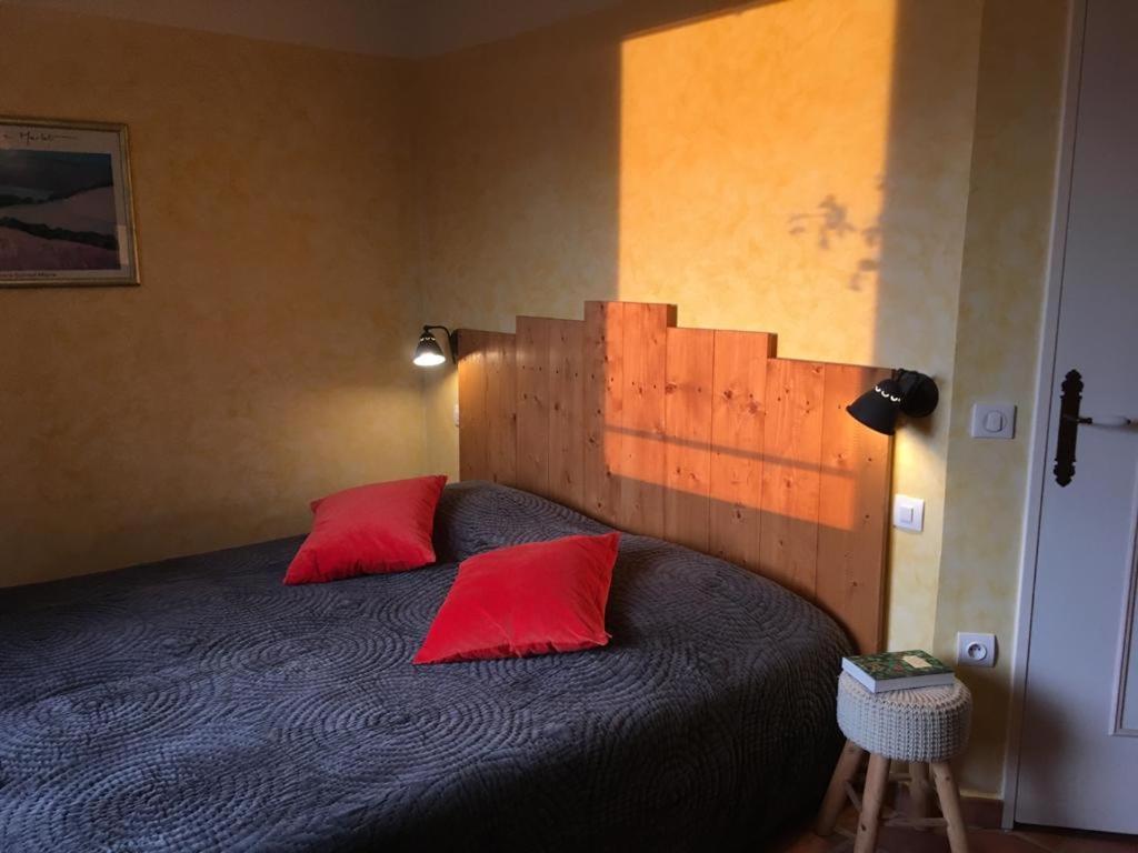מוסטיה-סן-מארי La Ferme Du Petit Segries Bed And Breakfast מראה חיצוני תמונה