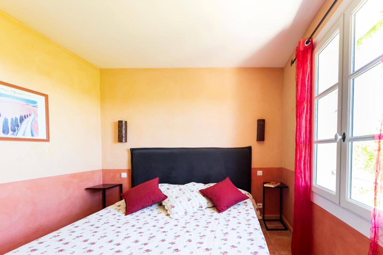 מוסטיה-סן-מארי La Ferme Du Petit Segries Bed And Breakfast מראה חיצוני תמונה