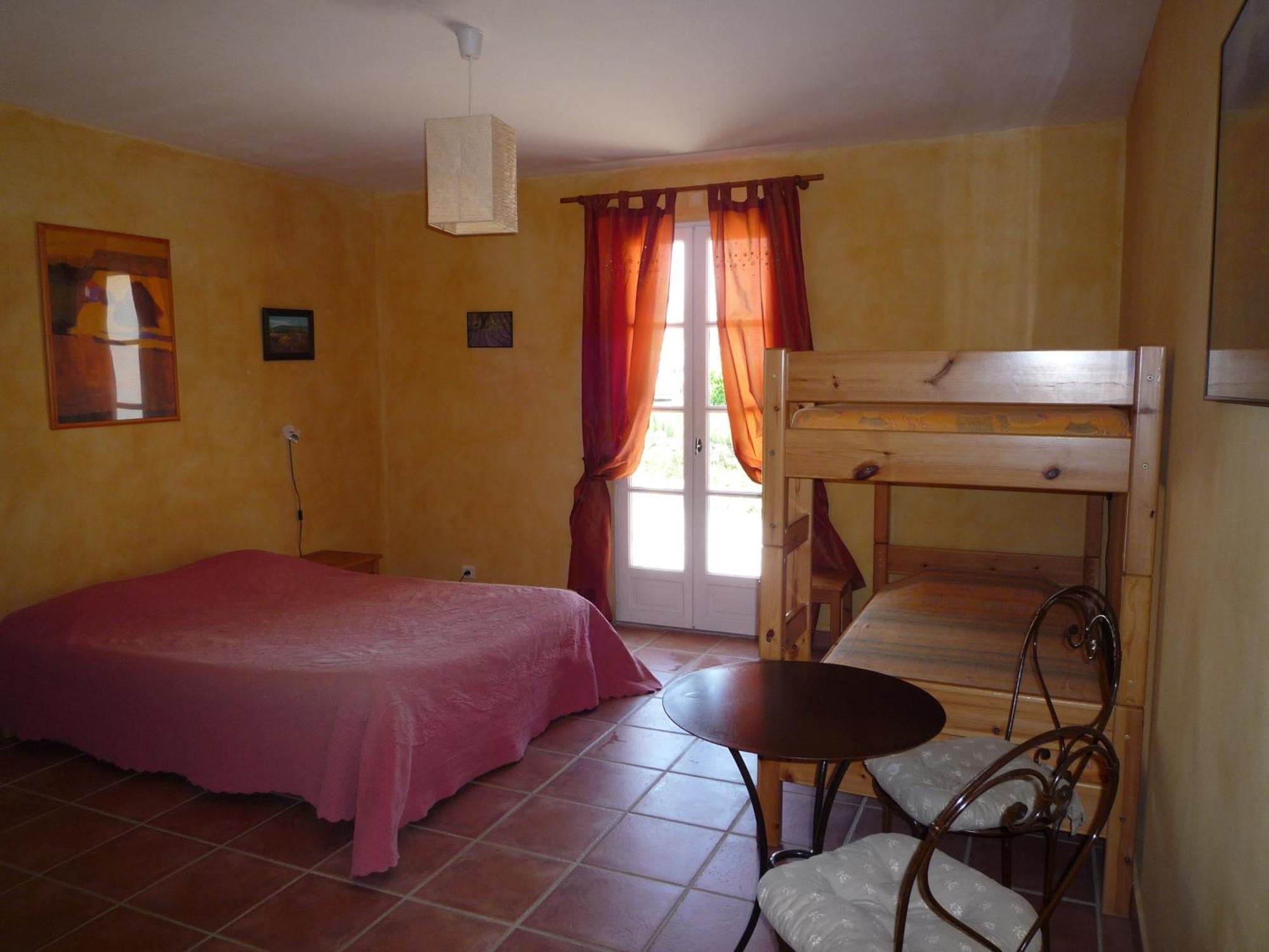 מוסטיה-סן-מארי La Ferme Du Petit Segries Bed And Breakfast חדר תמונה