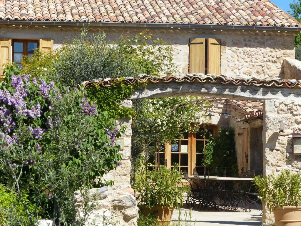 מוסטיה-סן-מארי La Ferme Du Petit Segries Bed And Breakfast מראה חיצוני תמונה