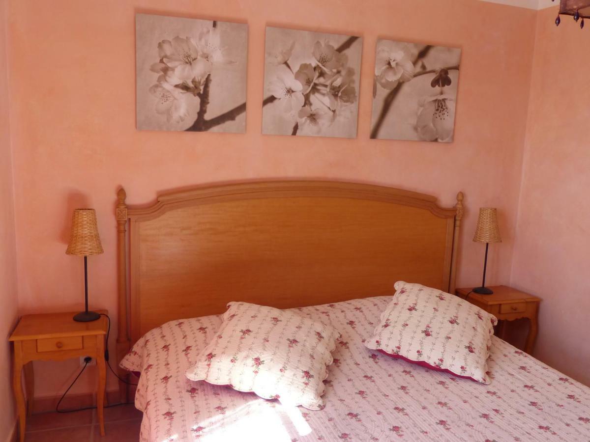 מוסטיה-סן-מארי La Ferme Du Petit Segries Bed And Breakfast מראה חיצוני תמונה