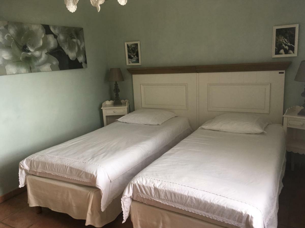 מוסטיה-סן-מארי La Ferme Du Petit Segries Bed And Breakfast מראה חיצוני תמונה