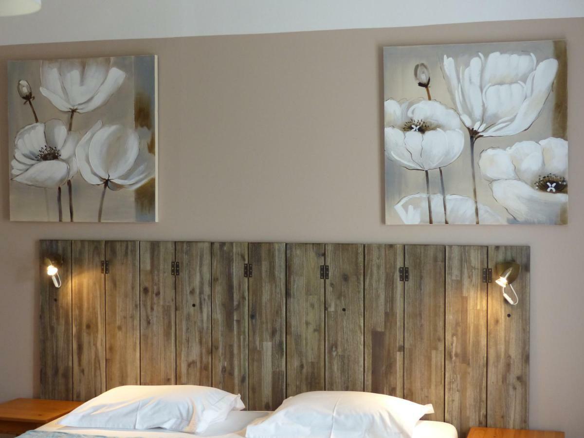 מוסטיה-סן-מארי La Ferme Du Petit Segries Bed And Breakfast מראה חיצוני תמונה