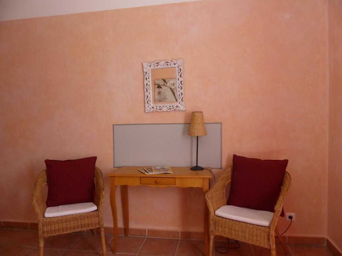 מוסטיה-סן-מארי La Ferme Du Petit Segries Bed And Breakfast מראה חיצוני תמונה